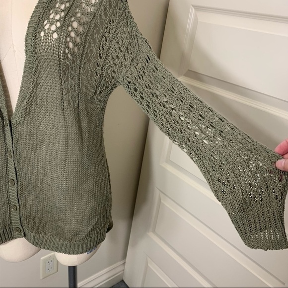 𝅺DKNY Olive Minimalist Green Crochet Knit Cardigan Sweater Deep V Neck Sz XS - Picture 10 of 10